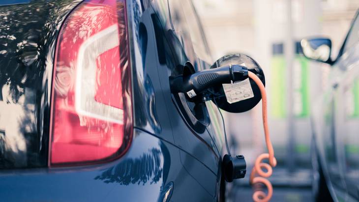 Elektroautos beschleunigen den Klimaschutz. Von Jahr zu Jahr mehr.